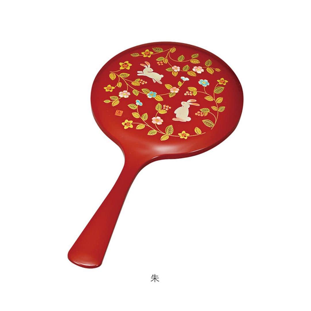 手鏡 ハンドミラー 山中塗 通販 鏡 手持ち 花の小路 おしゃれ かわいい かがみ カガミ 丸型 円形 コンパクトミラー 上品 うさぎ 小花 蒔絵 和柄 持ち運び 日本のお土産 メイク道具 化粧 ファッション小物 黒 ・