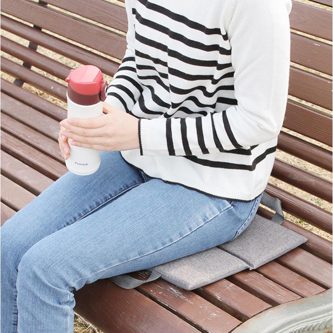 PallyPally パリーパリー 座布団 持ち運び 通販 クッション 携帯クッション どこでも座布団 折り畳み おりたたみ 折りたたみ コンパクト 携帯 手軽 折り畳み式 無地 シンプル アウトドア レジャー スポーツ観戦 外出 インテリア 生活雑貨 ブラウン ・