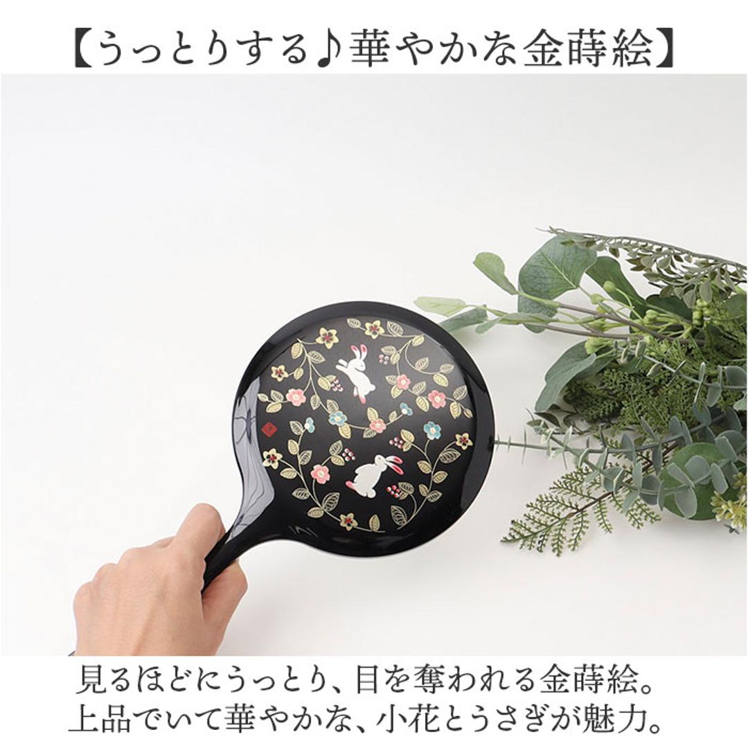 手鏡 ハンドミラー 山中塗 通販 鏡 手持ち 花の小路 おしゃれ かわいい かがみ カガミ 丸型 円形 コンパクトミラー 上品 うさぎ 小花 蒔絵 和柄 持ち運び 日本のお土産 メイク道具 化粧 ファッション小物 黒 ・