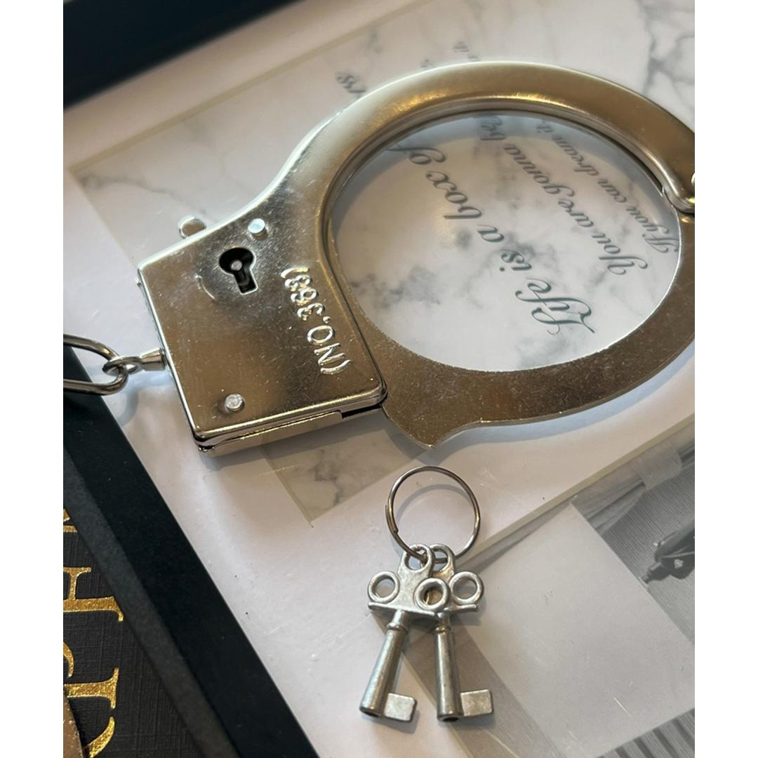 手錠 おもちゃ コスプレ 通販 仮装 手枷 小物 おもちゃ手錠 演劇 芝居 小道具 鍵付き 舞台 撮影小物 手品 グッズ ハンドカフ パーティーグッズ ダイヤモンドハーツ コスプレグッズ ハロウィン イベント 玩具 雑貨 文化祭 学園祭 シルバー ・