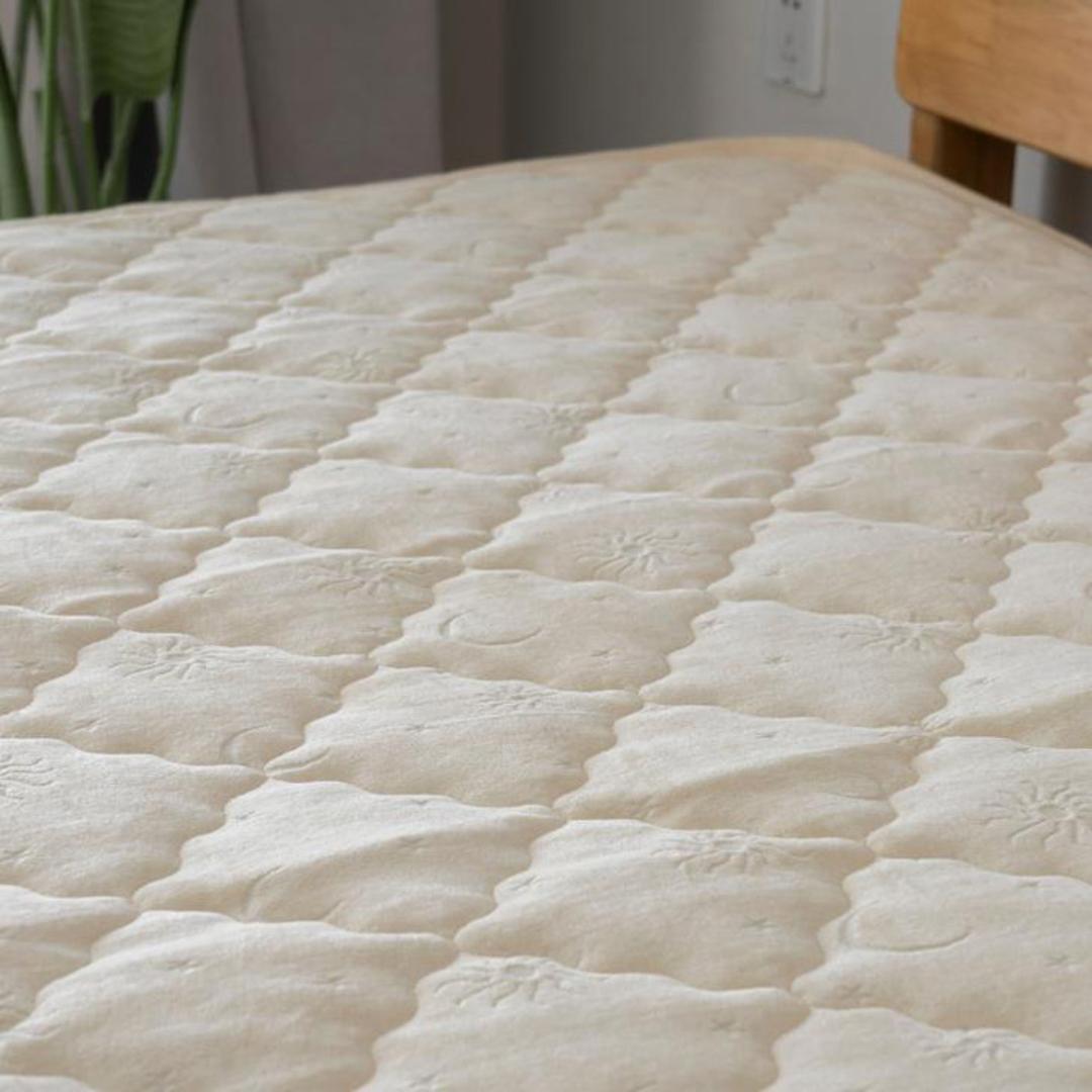 敷きパッド セミダブル 綿 通販 パッド カバー 敷パッド 綿100% ベッドパッド 洗える コットン ゴムバンド オールシーズン 春 夏 秋 冬 保温 かわいい シンプル 上品 おしゃれ オシャレ やわらかい 着脱簡単 寝具 キルト 刺繍 新生活 可愛い BE ・