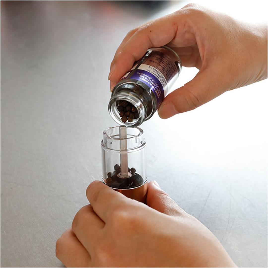 ソルト アンド ペッパー ミル 電動 通販 ソルト&ペッパー 電動ミル 電動式 調味料 押すだけ スリム 扱いやすい 片手で扱える ウッドスタンド付き 粗さ調節 岩塩 胡椒 スパイス 塩挽き セラミック刃 CB-JAPAN シービージャパン 上品 おしゃれ ギフト カッパー&グラファイトグレー ・