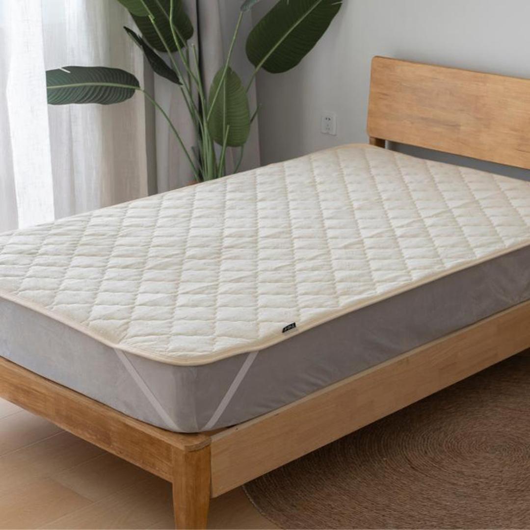 敷きパッド セミダブル 綿 通販 パッド カバー 敷パッド 綿100% ベッドパッド 洗える コットン ゴムバンド オールシーズン 春 夏 秋 冬 保温 かわいい シンプル 上品 おしゃれ オシャレ やわらかい 着脱簡単 寝具 キルト 刺繍 新生活 可愛い BE ・