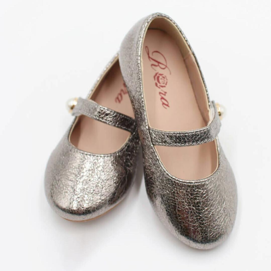 Rora キッズ フォーマルシューズ 女の子 通販 ドレスシューズ 47012102 フォーマル靴 パンプス フラットシューズ 結婚式 発表会 入園式 卒園式 入学式 おしゃれ かわいい オシャレ 子供靴 靴 シューズ 子ども靴 キッズシューズ キッズファッション シルバー 16cm