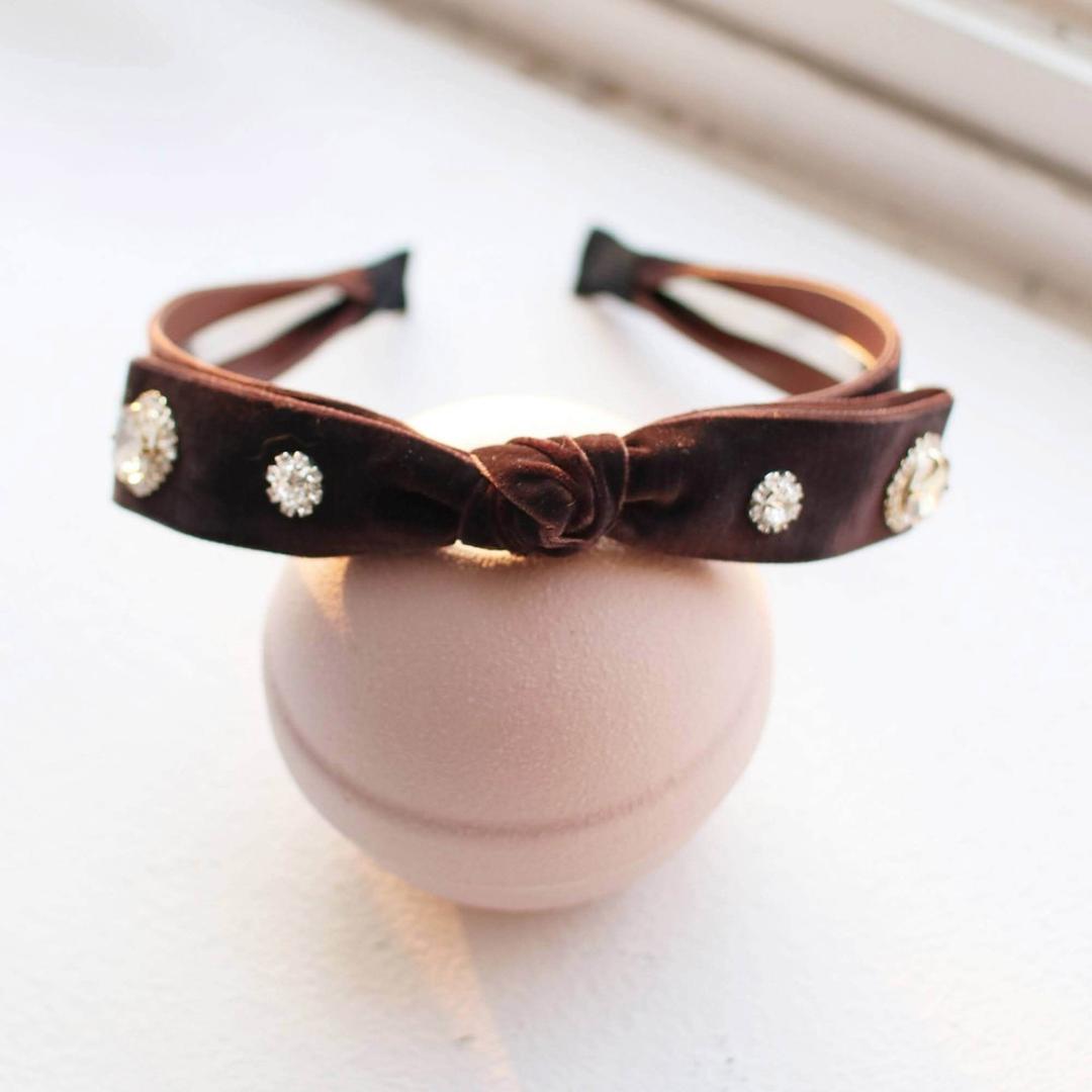 Rora カチューシャ 通販 リボン パール キラキラ 48502102 髪飾り ヘッドドレス 子供 フォーマル 可愛い おしゃれ 発表会 入園式 卒園式 入学式 子ども用アクセサリー ヘアアレンジ ヘアーアクセサリー ヘアアクセサリー キッズファッション チョコレートブラウン フリー