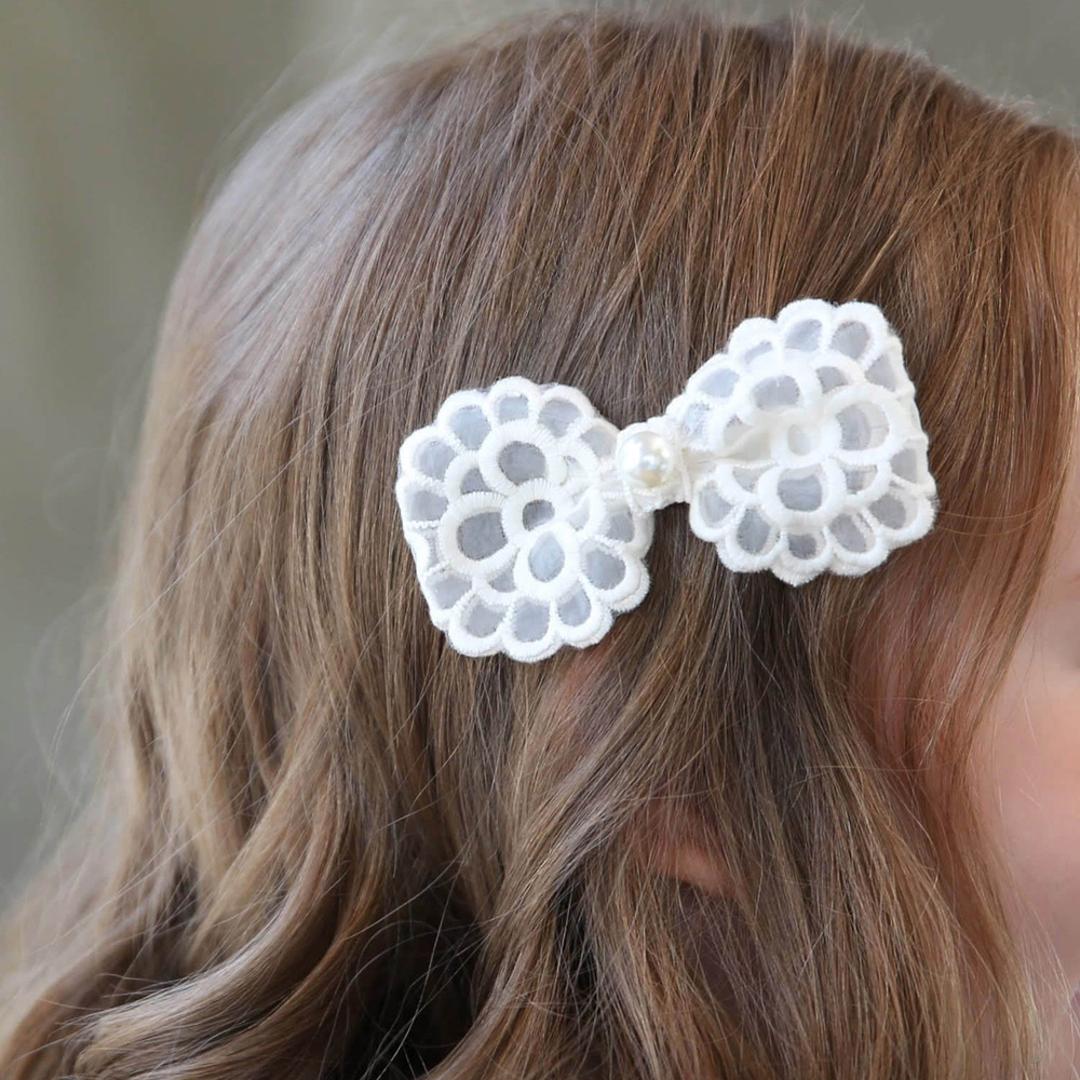 Rora ヘアクリップ キッズ 通販 ベイリー 髪飾り 髪留め リボン 大きめ レース パール ホワイト 女の子 子供 子ども こども フォーマル ナチュラル カジュアル 卒園式 入学式 結婚式 パーティー 七五三 誕生日 かわいい おしゃれ ヘアアクセサリー アイボリー フリー