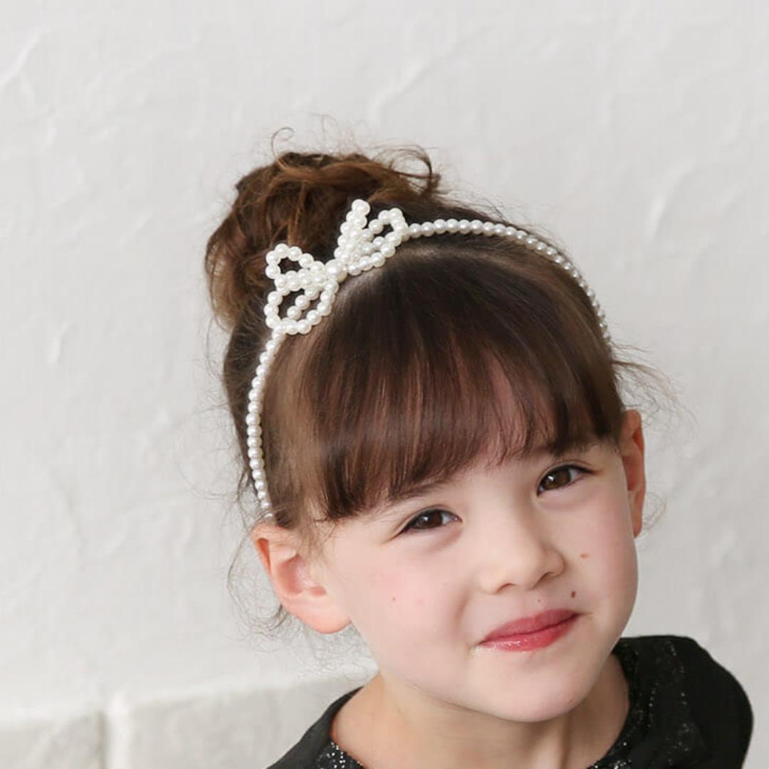Rora カチューシャ キッズ 通販 オードリー ヘッドドレス 髪飾り ヘアバンド パール リボン 細め 細い フォーマル 女の子 子供 子ども こども 結婚式 パーティー 卒園式 入学式 七五三 誕生日 ピアノ発表会 かわいい おしゃれ ヘアアクセサリー ホワイト フリー