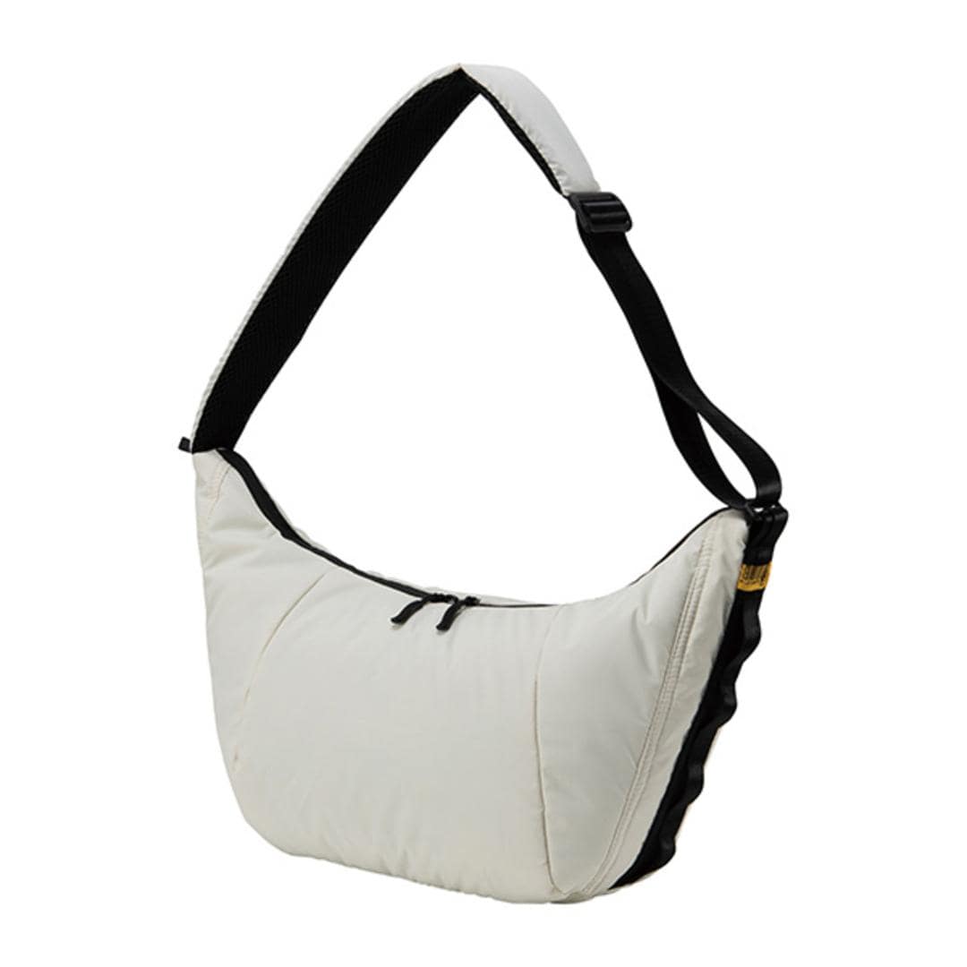 kiu ショルダーバッグ キウ K392 通販 ショルダーバック ショルダー バッグ 斜めがけバッグ パフィーラウンドショルダーバッグ 大きめ レディース メンズ 軽量 軽い 撥水 背面ポケット アウトドア フェス おしゃれ シンプル オシャレ 男女兼用バッグ オフホワイト ・