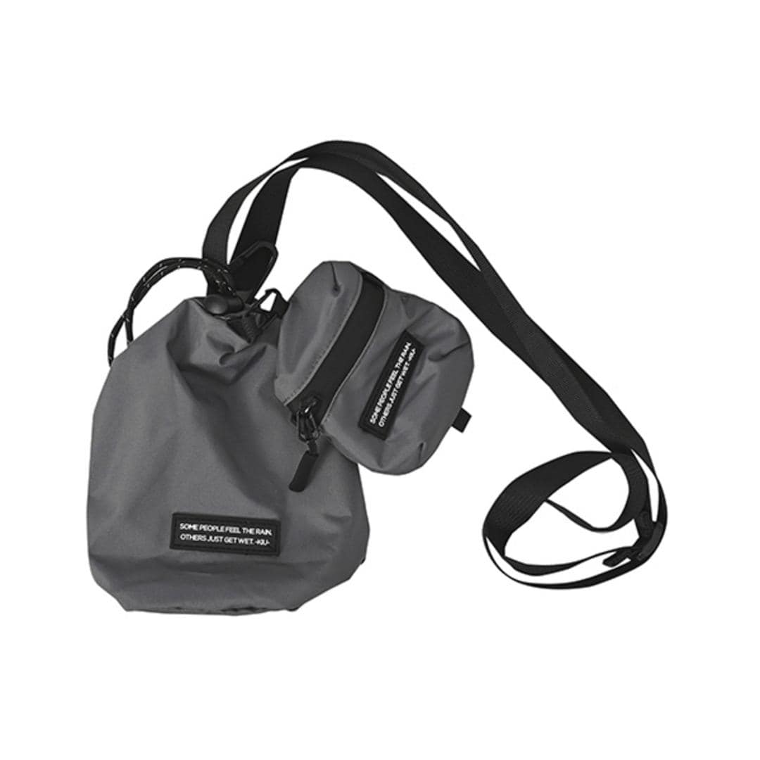 kiu キウ ショルダーバッグ ポーチ ミニ K433 通販 ミニショルダー ショルダー ショルダーバック 巾着 肩掛け ななめ掛け 斜めかけ ミニポーチ付き キーカラビナ付き 開口部が広い KiU メンズ レディース 男女兼用 ユニセックス アウトドア 948.ライトグレー(LGY) ・