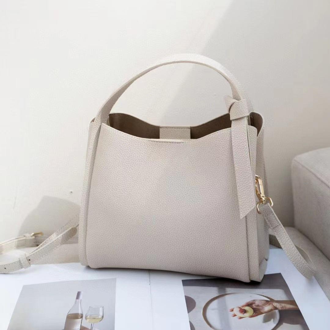 ショルダーバッグ ハンドバッグ 2WAY 通販 ハンドバック ショルダーバック ショルダー キューブバッグ 肩掛け 斜めかけ ななめかけ トートバッグ トートバック 手提げ トート スクエア レザー シンプル 上品 高級感 レディース かわいい おしゃれ アイボリー ・