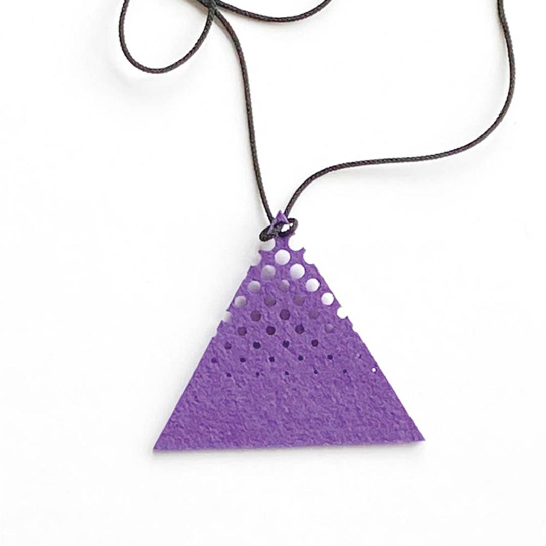 ペンダント 軽い 通販 ネックレス 可愛い 三角デザイン 三角形 アクセ アクセサリー シンプル アクセント レディース メンズ カジュアル ウォッシャブルフェルト 洗濯可能 フェルトアクセサリー フエルト プレゼント ギフト 母の日 誕生日 おしゃれ パープル ・