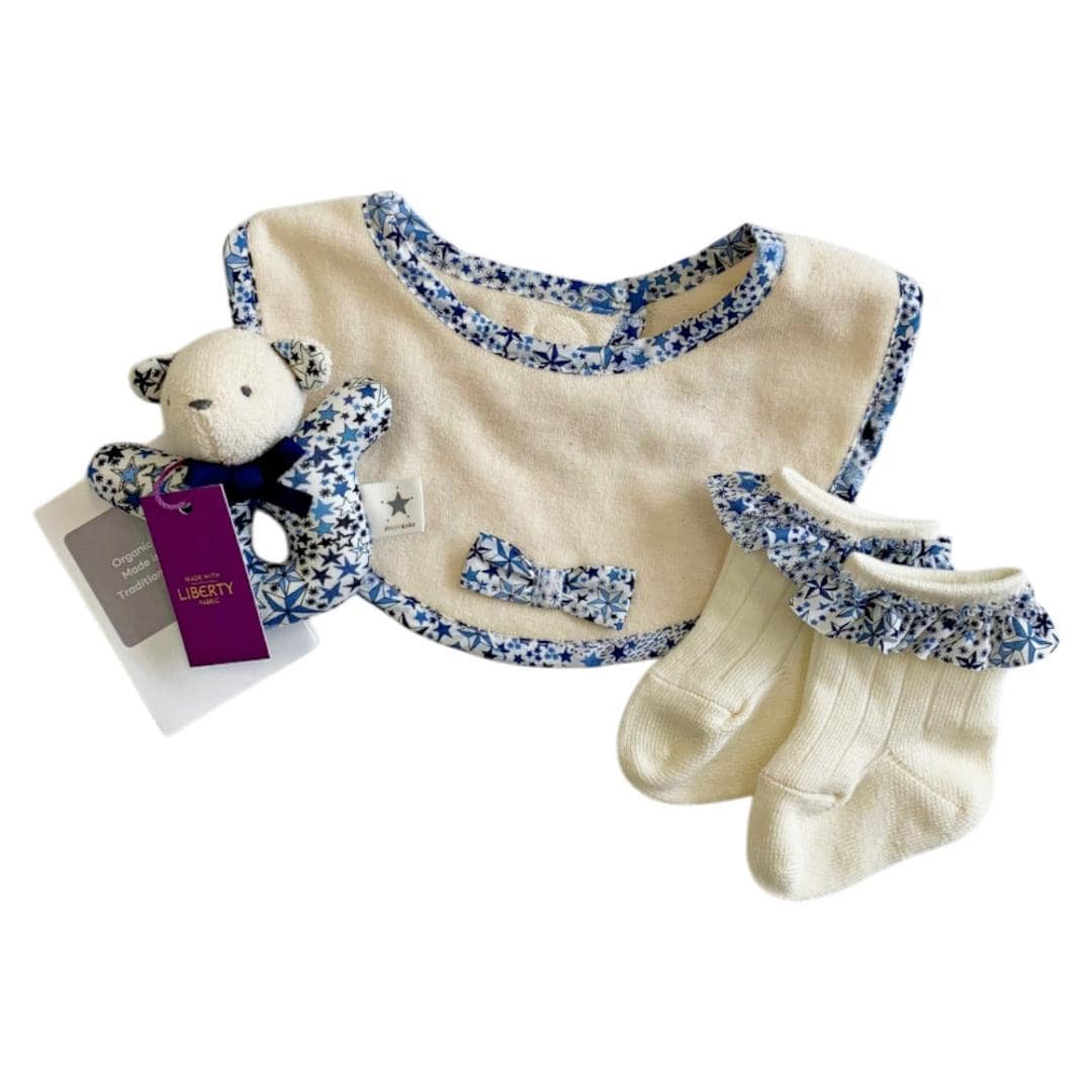 育児工房 ギフトセット 3点 ベビー 通販 日本製 スタイ ソックス ラトル セット プレゼント 贈り物 ギフト 靴下くつした 優しい肌触り 出産祝い かわいい 可愛い 箱入り 赤ちゃん 男の子 女の子 おしゃれ ベビー用品 ベビーグッズ オシャレ ネイビー ・