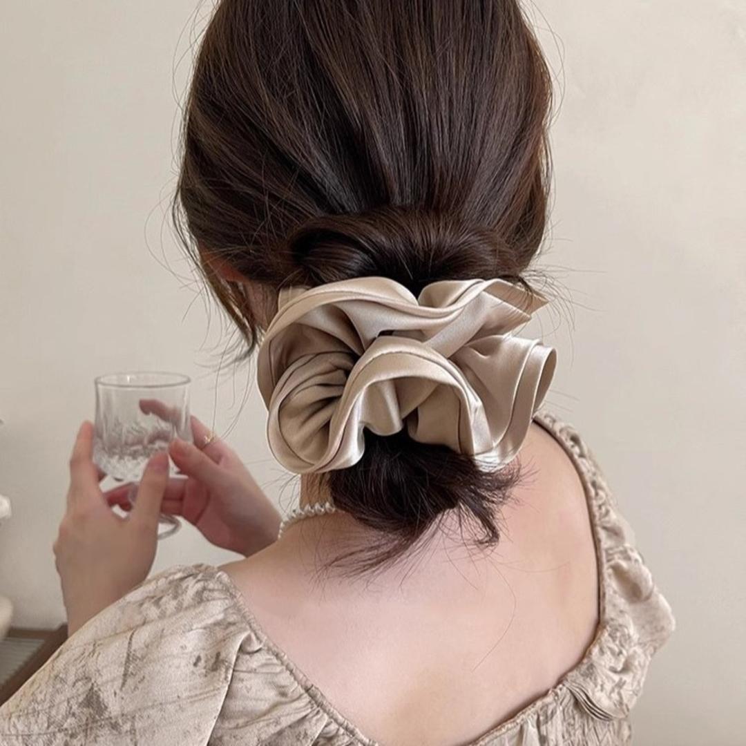 シュシュ 大人 通販 ヘアゴム ヘアアクセサリー 大きいサイズ 大きめ おしゃれ シンプル 大人向け 無地 きれいめ 上品 オシャレ 大人っぽい オフィス 通勤 通学 ヘアアクセ しゅしゅ まとめ髪 ヘアアレンジ ライトベージュ ・