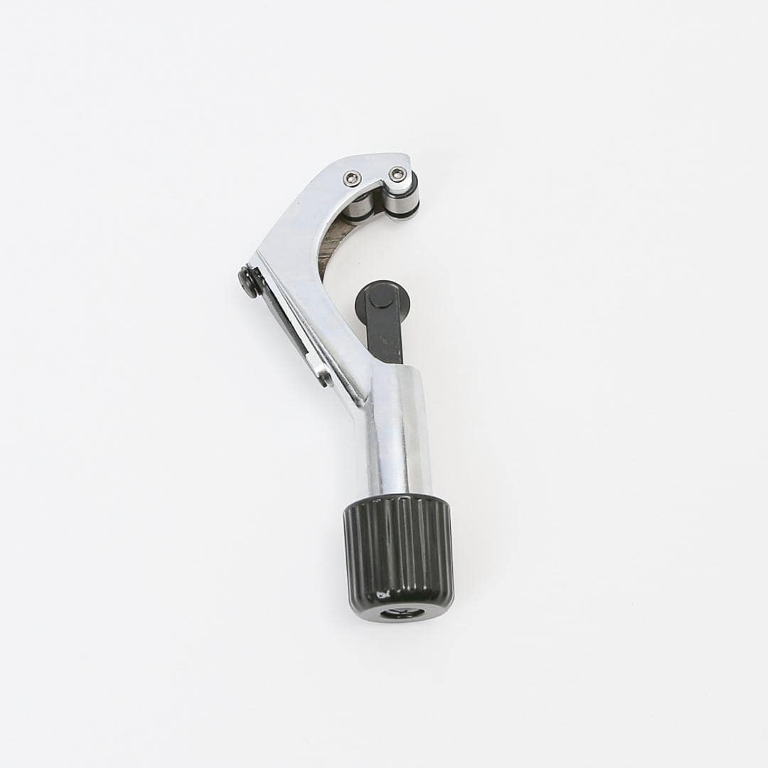 TRADE ONE トレードワン パイプカッター 通販 金属製 切断 クルクル 回すだけ スパッと スピード バリ取りカッター 金属 鉄パイプ パイプ カッター 切粉が出ない 電源不要 力不要 便利 シルバー ・