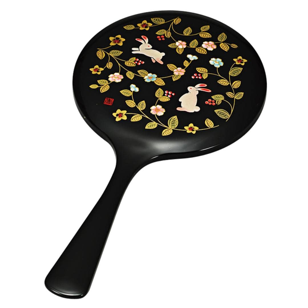 手鏡 ハンドミラー 山中塗 通販 鏡 手持ち 花の小路 おしゃれ かわいい かがみ カガミ 丸型 円形 コンパクトミラー 上品 うさぎ 小花 蒔絵 和柄 持ち運び 日本のお土産 メイク道具 化粧 ファッション小物 黒 ・