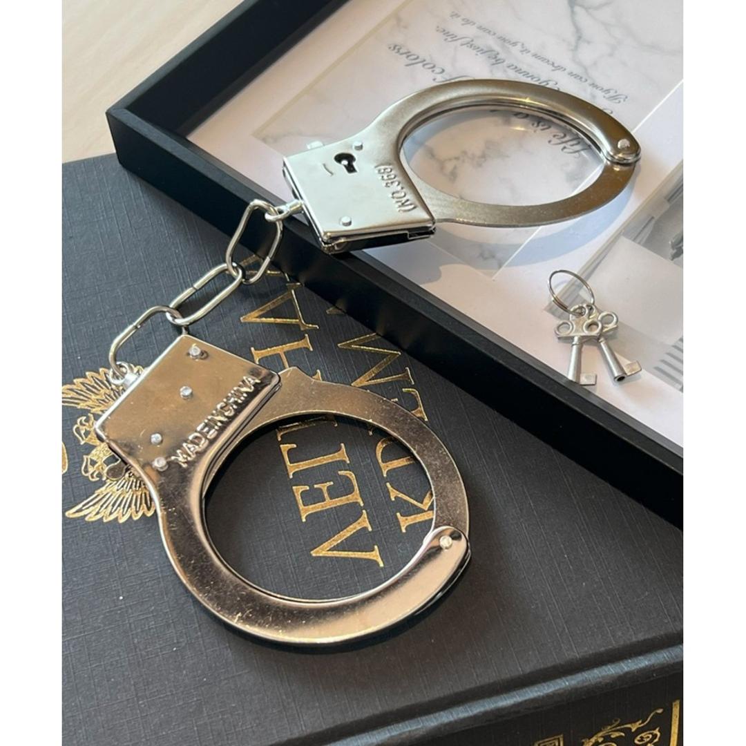 手錠 おもちゃ コスプレ 通販 仮装 手枷 小物 おもちゃ手錠 演劇 芝居 小道具 鍵付き 舞台 撮影小物 手品 グッズ ハンドカフ パーティーグッズ ダイヤモンドハーツ コスプレグッズ ハロウィン イベント 玩具 雑貨 文化祭 学園祭 シルバー ・