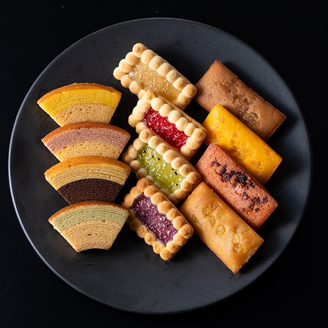 お歳暮 クリスマス 2025 焼き菓子 バームクーヘン 詰合せ お菓子 スイーツ 贈り物 ギフト 千疋屋 パティスリー銀座千疋屋 銀座3種のガトー詰合せ