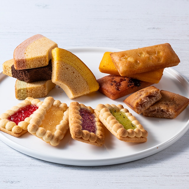 お歳暮 クリスマス 2025 焼き菓子 バームクーヘン 詰合せ お菓子 スイーツ 贈り物 ギフト 千疋屋 パティスリー銀座千疋屋 銀座３種のガトー詰合せ