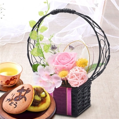 誕生日 プレゼント 送料無料  [花籠プリザ ・ピンク] お祝い  花 スイーツ ギフト おしゃれ お菓子 プリザーブドフラワー バラ 花とスイーツ 花とお菓子 女性 60代 70代 80代