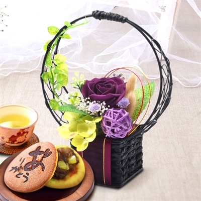 誕生日 プレゼント 送料無料  [花籠プリザ ・紫] お祝い  花 スイーツ ギフト おしゃれ お菓子 プリザーブドフラワー バラ 花とスイーツ 花とお菓子 女性 60代 70代 80代