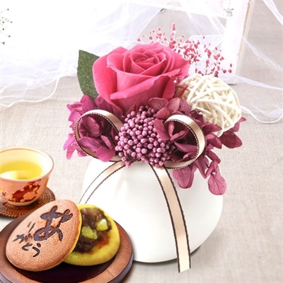 誕生日 プレゼント 送料無料  [マダムポッド・白] お祝い  花 スイーツ ギフト おしゃれ お菓子 プリザーブドフラワー バラ 花とスイーツ 花とお菓子 女性 60代 70代 80代