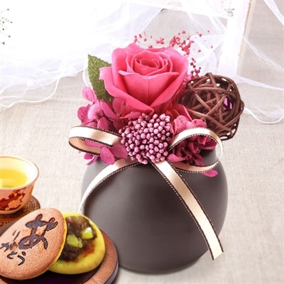 誕生日 プレゼント 送料無料  [マダムポッド・黒] お祝い  花 スイーツ ギフト おしゃれ お菓子 プリザーブドフラワー バラ 花とスイーツ 花とお菓子 女性 60代 70代 80代