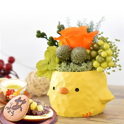 誕生日 プレゼント 送料無料 [ひよこ] お祝い  花 スイーツ ギフト おしゃれ お菓子 プリザーブドフラワー バラ 花とスイーツ 花とお菓子 女性 60代 70代 80代