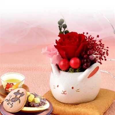 誕生日 プレゼント 送料無料 [ウサギプリザ] お祝い  花 スイーツ ギフト おしゃれ お菓子 プリザーブドフラワー バラ 花とスイーツ 花とお菓子 女性 60代 70代 80代