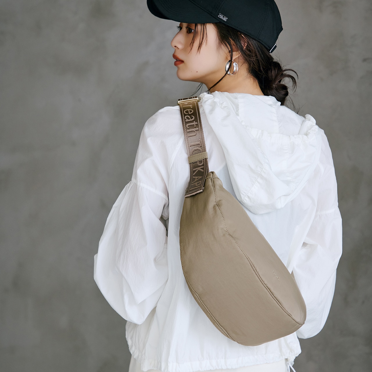 【Breath TOPKAPI】Freely フリーリー ナイロン ロゴテープ ラウンド ショルダーバッグ ブラック FREE