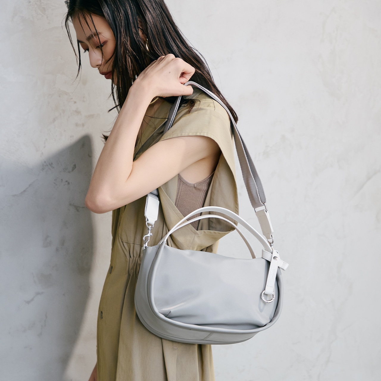 【Breath TOPKAPI】【撥水】ツヤ ナイロン ショルダー付き ラウンド トートバッグ ライトグレー FREE