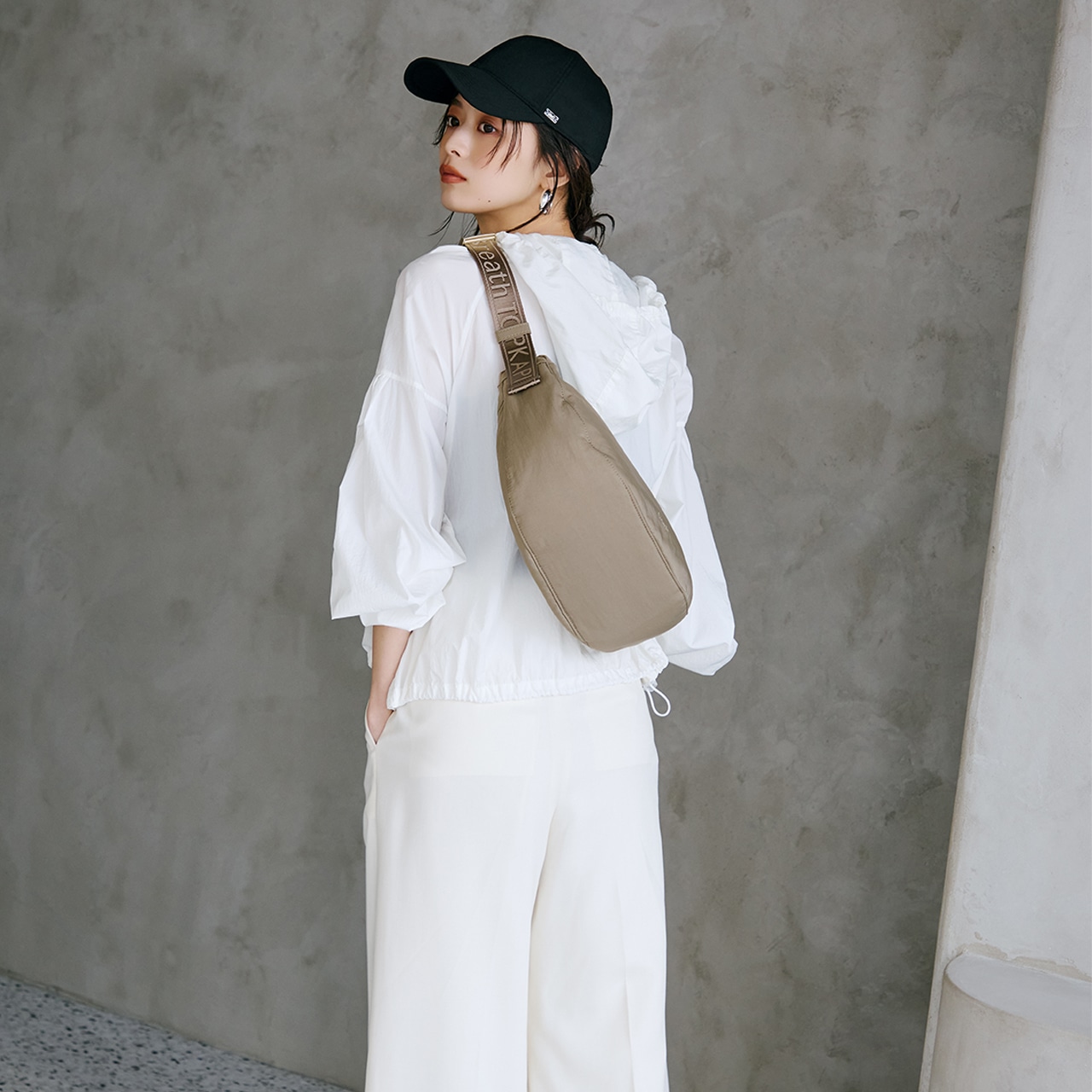 【Breath TOPKAPI】Freely フリーリー ナイロン ロゴテープ ラウンド ショルダーバッグ ブラック FREE