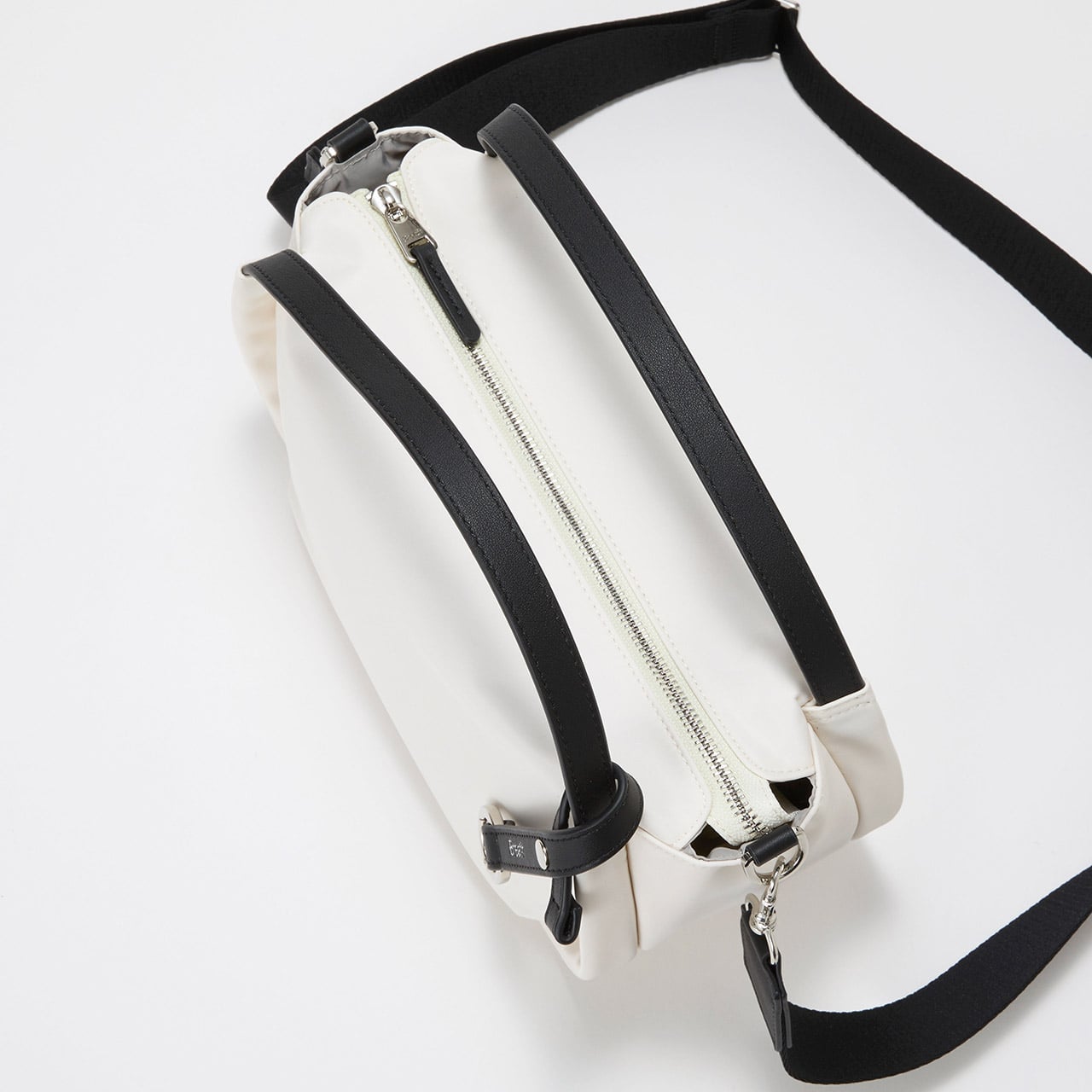 【Breath TOPKAPI】【撥水】ツヤ ナイロン ショルダー付き ラウンド トートバッグ クリーム FREE