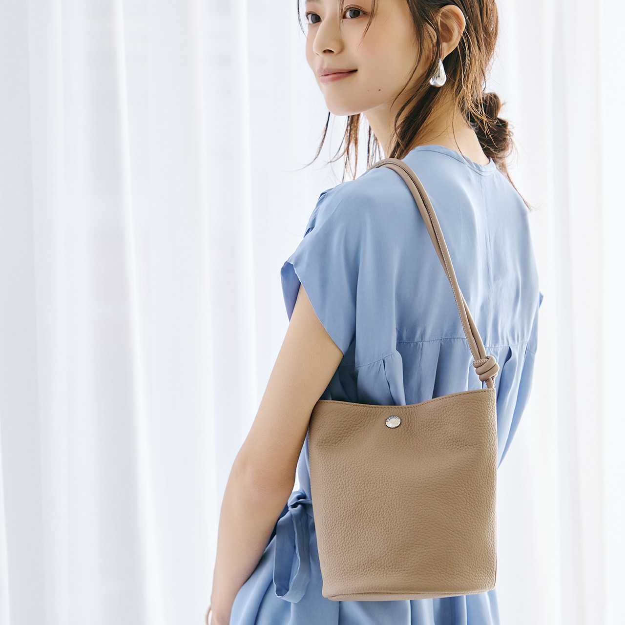 【Breath TOPKAPI】シュリンクレザー ノットハンドル 2way ショルダーバッグ グレージュ FREE