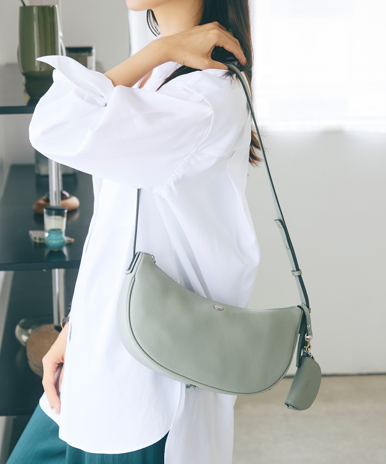 シュリンクレザー ハーフムーン ショルダーバッグ / チャーム付き グリーングレー FREE