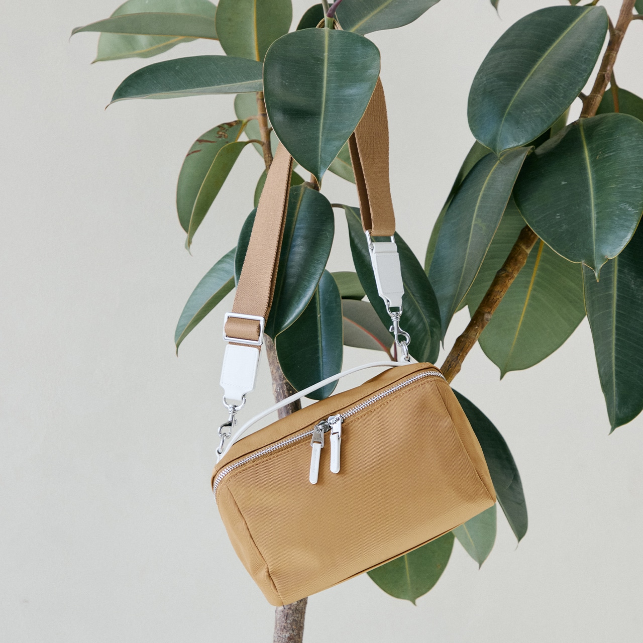 【Breath TOPKAPI】【撥水】マット ナイロン ボックス型 ショルダーバッグ ベージュ FREE