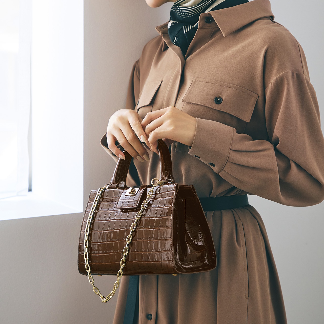 【TREASURE TOPKAPI】クロコ エナメル 2way ハンドバッグ ブラウン FREE