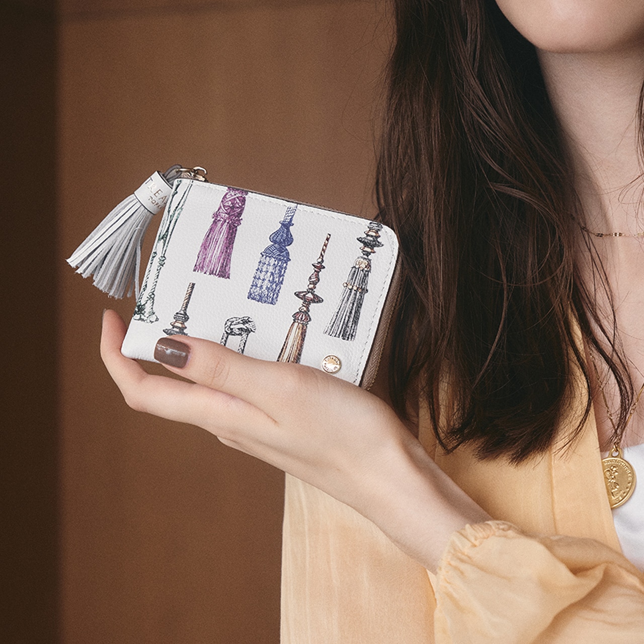【TREASURE TOPKAPI】シュリンクレザー タッセル プリント ラウンド 二つ折り財布