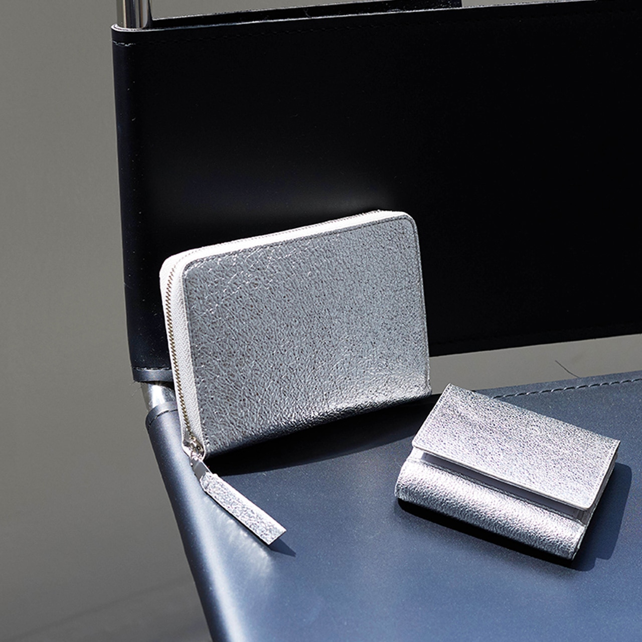 【TREASURE TOPKAPI】ウォッシュド レザー メタリック ラウンドファスナー 二つ折り財布/パスポート対応