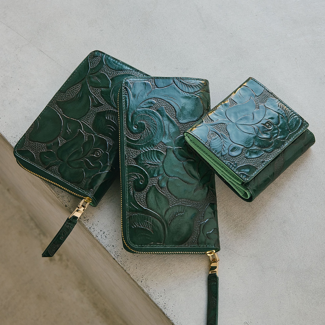 【TREASURE TOPKAPI】ローズエンボス ツヤ レザー ラウンドファスナー 二つ折り財布/パスポート対応