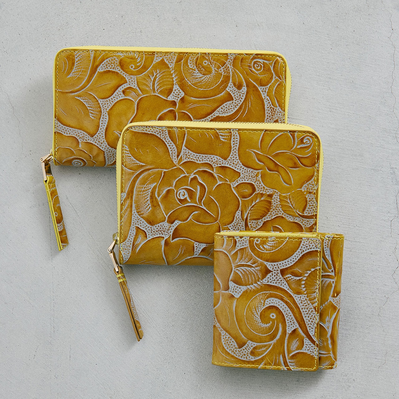 【TREASURE TOPKAPI】ローズエンボス ツヤ レザー 二つ折り財布