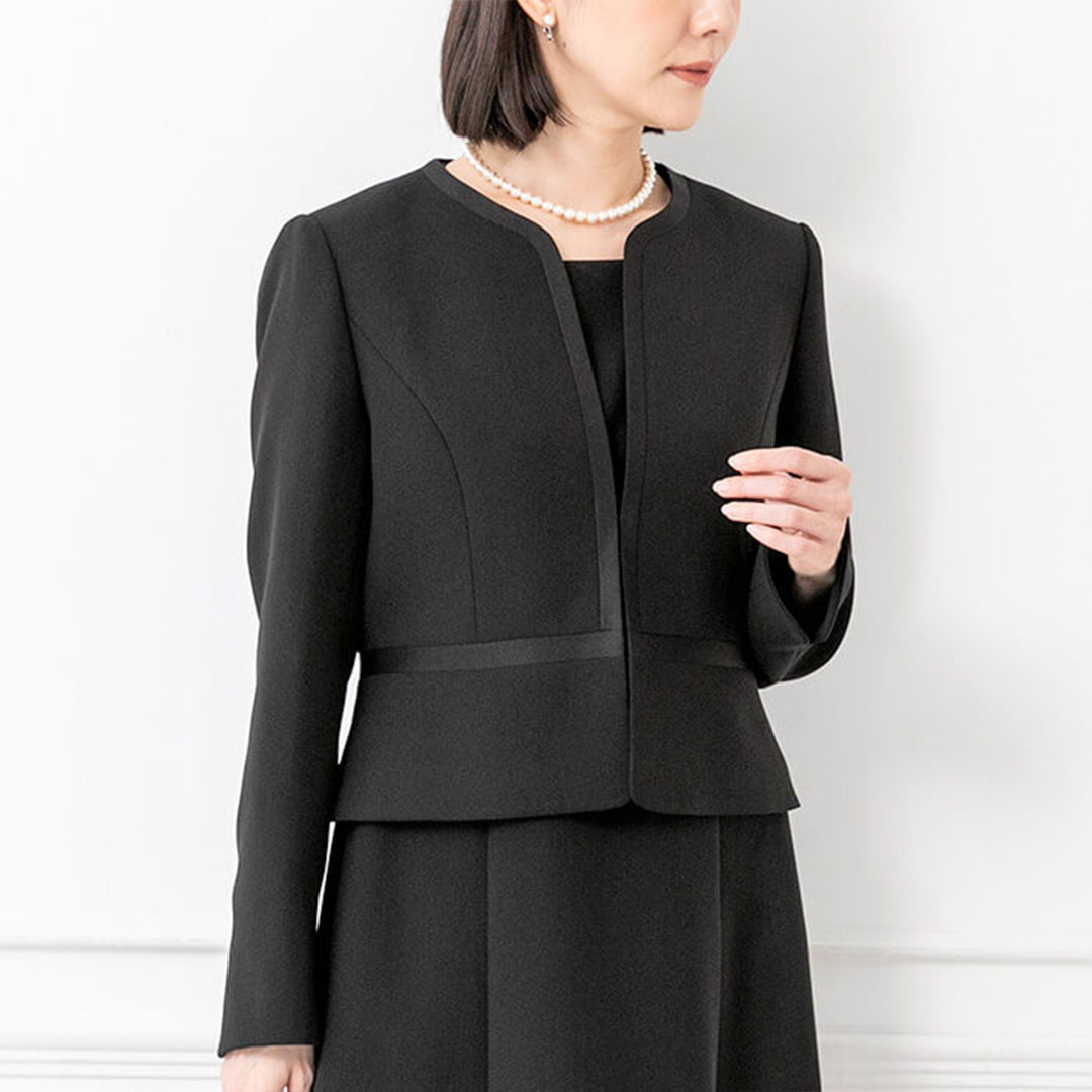 【東京ソワール】ノーカラーのリボン付アンサンブル ブラック 9号