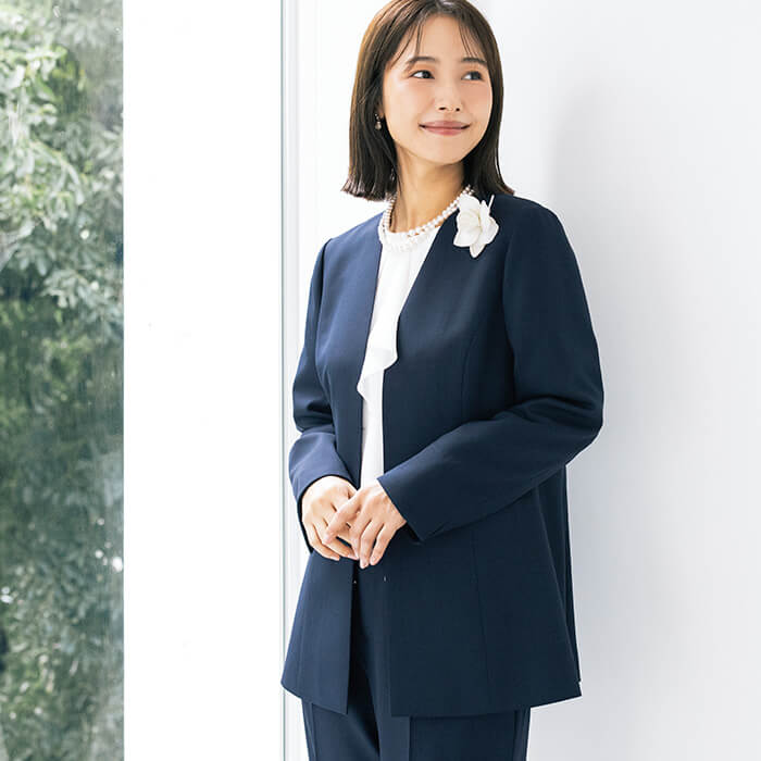 【東京ソワール】洗える|白ブラウスセットのテーパードパンツスーツ ネイビー 15号