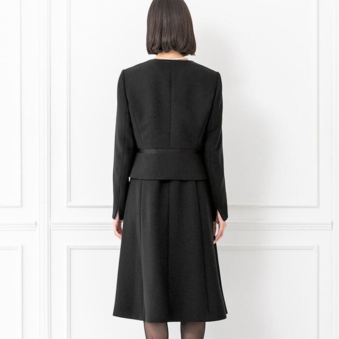 【東京ソワール】ノーカラーのリボン付アンサンブル ブラック 9号