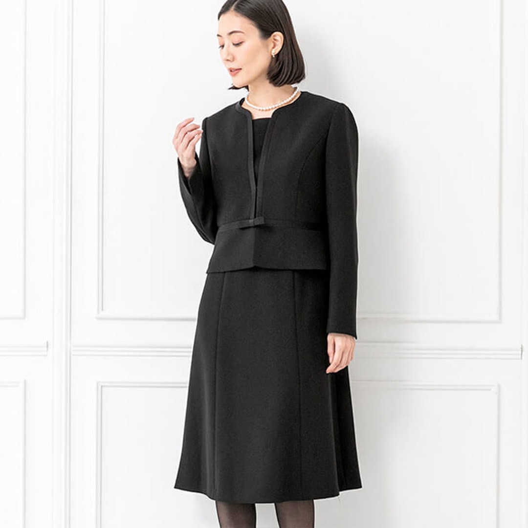 【東京ソワール】ノーカラーのリボン付アンサンブル ブラック 9号