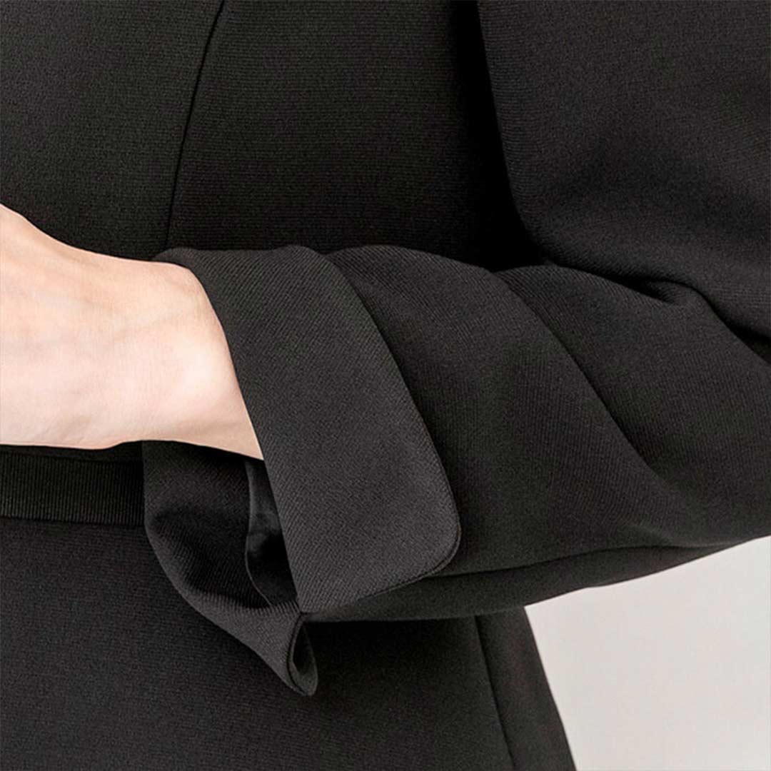 【東京ソワール】ノーカラーのリボン付アンサンブル ブラック 9号