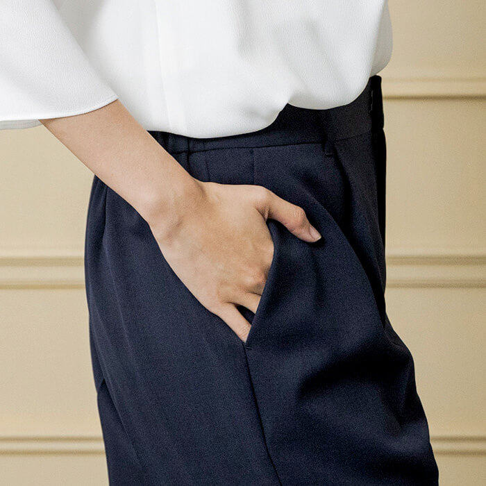 【東京ソワール】洗える|白ブラウスセットのテーパードパンツスーツ ネイビー 15号