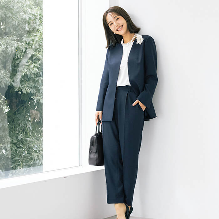 【東京ソワール】洗える|白ブラウスセットのテーパードパンツスーツ ネイビー 15号
