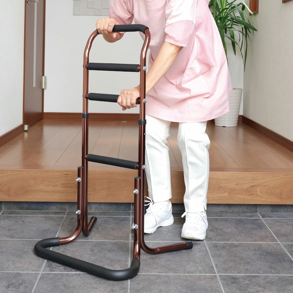 立ち上がり補助器具 手すり付き 4段式 高さ調節機能付き 介護用 転倒防止 足腰 負担軽減 玄関 寝室 ベッド リビング 床 組み立て簡単 介護用品 室内 手すり台 送料無料 ※北海道、沖縄県、離島を除く 【ロジ発送】