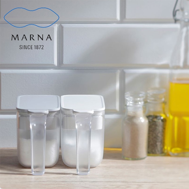 \テレビ・メディアで話題沸騰/マーナ MARNA 調味料ポット 調味料入れ キッチン収納 保存容器 スプーン付 ワンプッシュ開閉 衛生 選べる2色 ホワイト グレー k736