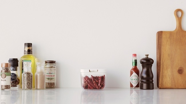 マーナ MARNA 保存容器 ショート キッチン収納 湿気防止 食品保存 鷹の爪 乾物 パイス 粉末調味料 ごま ワンタッチ 密閉 キャニスター コンテナ ストッカー 収納 スタッキング 開閉 衛生 ホワイト クリア k764